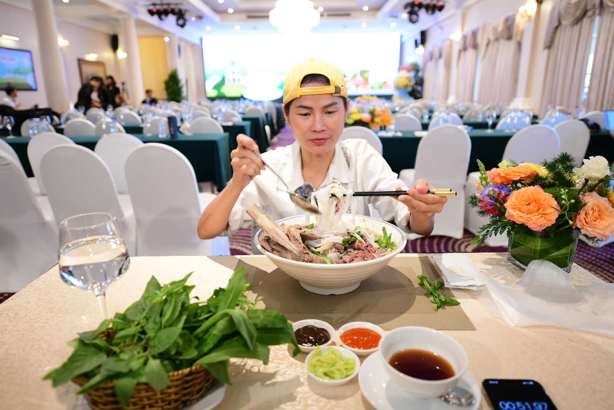 YouTuber Nga Sumo chinh phục tô phở khổng lồ tại tiệc buffet phở 12 món- Ảnh 1.