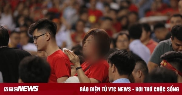 Nữ cổ động viên đổ máu trên khán đài trận Việt Nam vs Indonesia