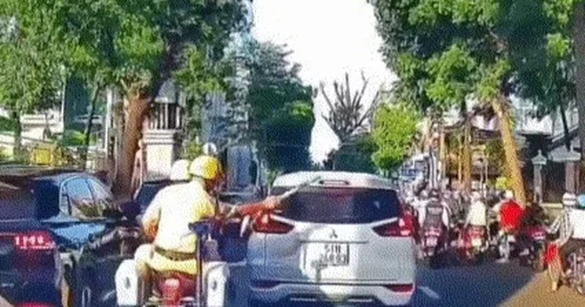 Ho Chi Minh City Traffic Police cleared the way for the ambulance carrying the pregnant woman to get to the hospital in time for emergency care.