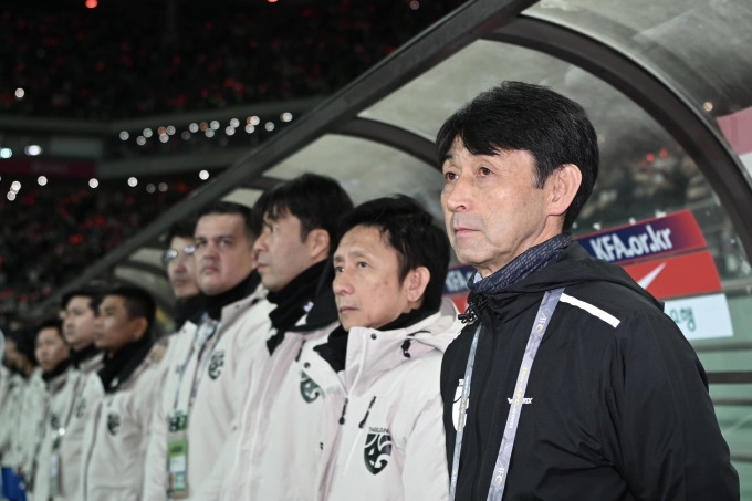 El entrenador Masatada Ishii antes del empate 1-1 de Tailandia contra Corea del Sur. Foto: FAT