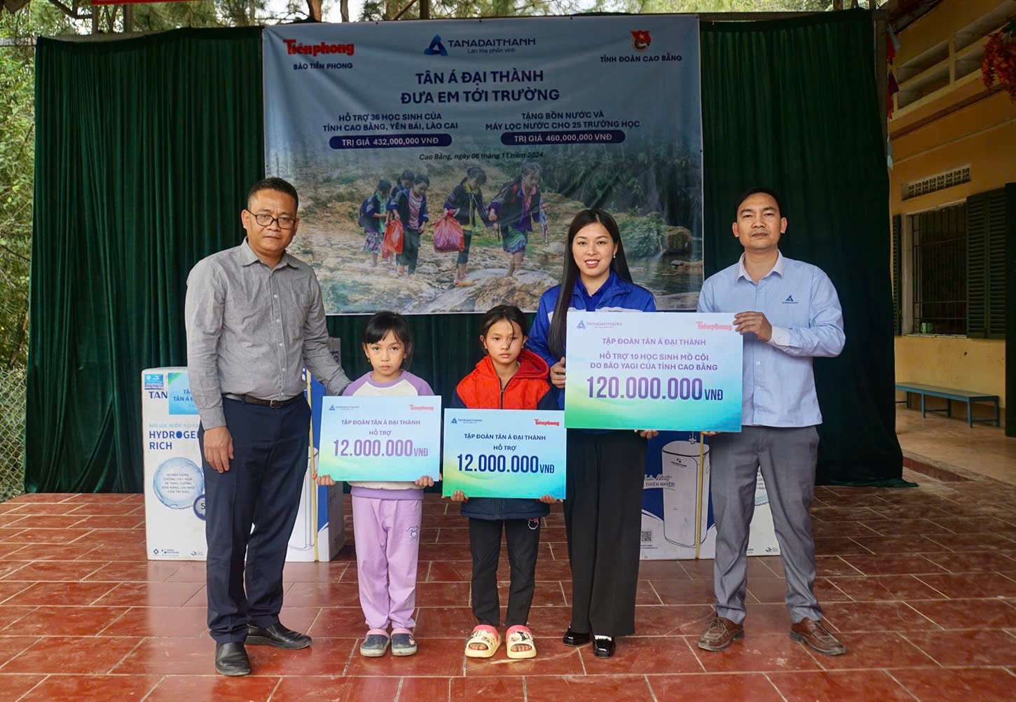 Tan A Dai Thanh organiza el programa "Lleva a los niños a la escuela"