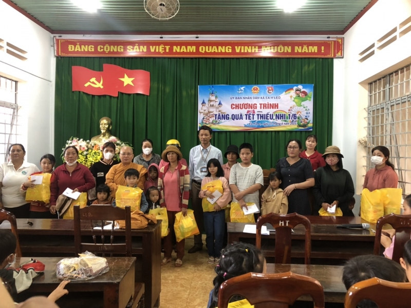 Giving gifts to poor children on the occasion of Children's Day June 1st in Ea Hleo commune, Ea Hleo district, Dak Lak.