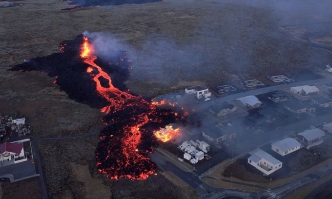 Lava flows from a volcano, setting houses on fire in Grindavik on January 14. Photo: Bjorn Steinbekk