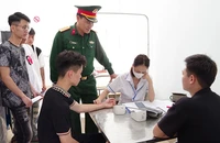 Des représentants du commandement militaire provincial de Lang Son ont inspecté les travaux d'examen préliminaire du service militaire 2024 dans la commune de Quoc Viet, district de Trang Dinh. (Photo de DUONG NGUYEN)