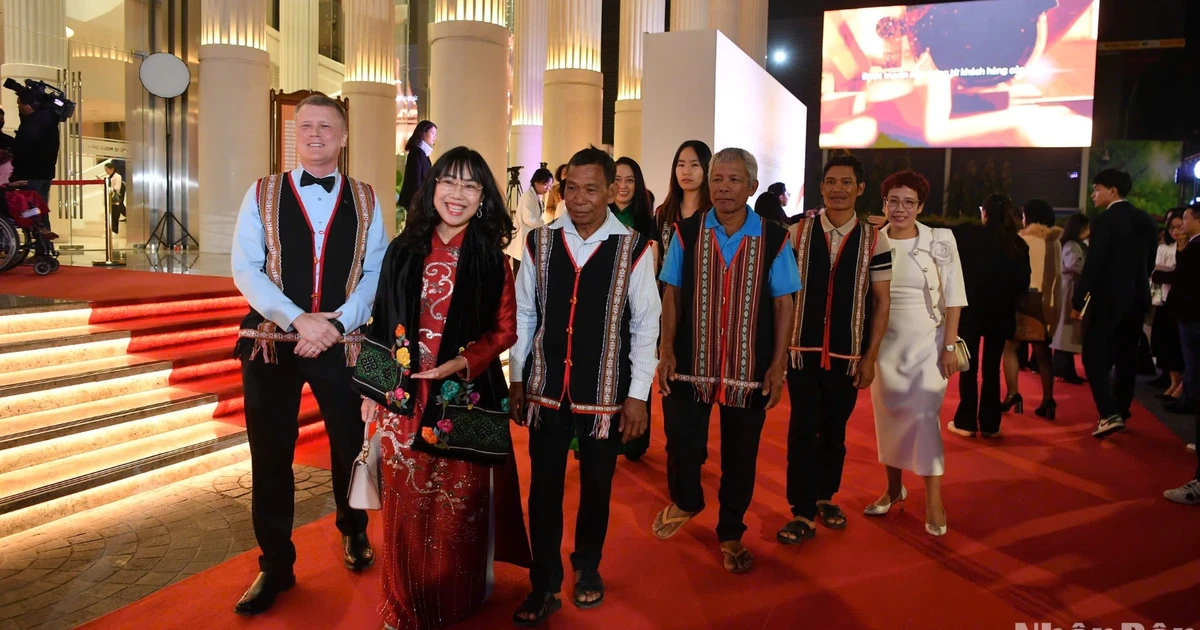 [Foto] Numerosos invitados asistieron a la Gala de entrega del Premio a la Acción Comunitaria del Periódico Nhan Dan