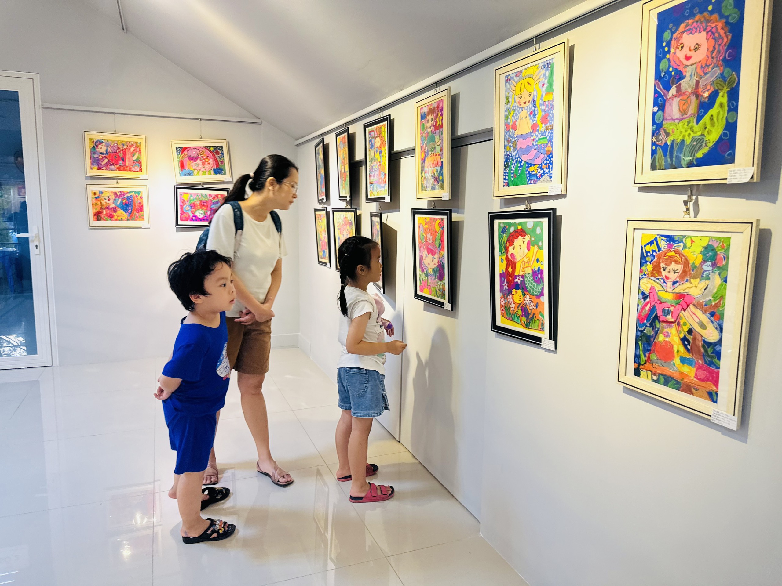Ươm mầm sáng tạo với triển lãm mỹ thuật thiếu nhi ‘Màu yêu thương’- Ảnh 4.