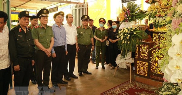 Awarding the Certificate of "The Fatherland's Gratitude" to 6 martyrs of the Ministry of Public Security and Dak Lak province