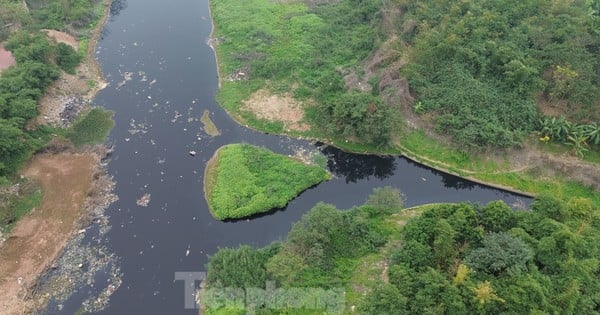 デイ川に流れ込む黒い廃水のクローズアップ