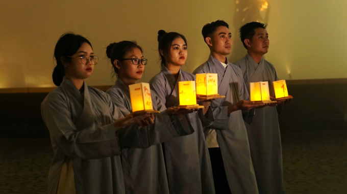 Lantern releasing ceremony at Ba Den Mountain. Photo: Sun Group