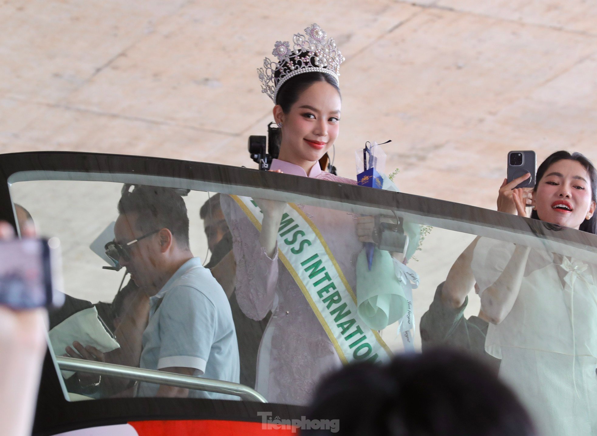 Le public a entouré la voiture de parade de Mlle Thanh Thuy, photo 2