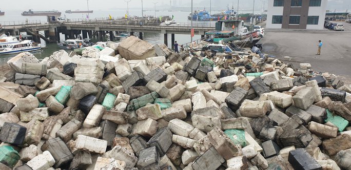 Căng mình xử lý phao xốp tràn ra biển - Ảnh 2.