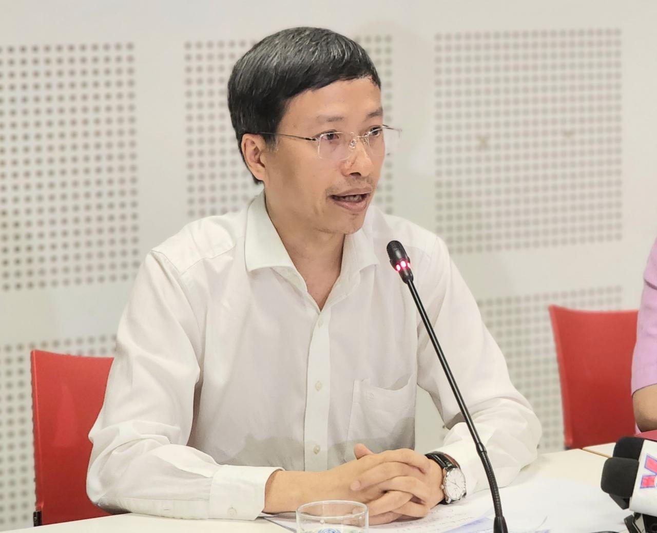 Professor Phan Trong Lan, Direktor der Abteilung für Präventivmedizin im Gesundheitsministerium, erklärt: „Derzeit nimmt die Epidemie in Südostasien, einschließlich Vietnam, zu.“ Jeden Tag werden in Vietnam etwa 2.000 COVID-19-Fälle registriert, einschließlich Krankenhausaufenthalten und Todesfällen, von denen ein Zehntel auf eine post-COVID-19-Erkrankung zurückzuführen ist. COVID-19 stellt also weiterhin eine Belastung für das Gesundheitssystem dar.