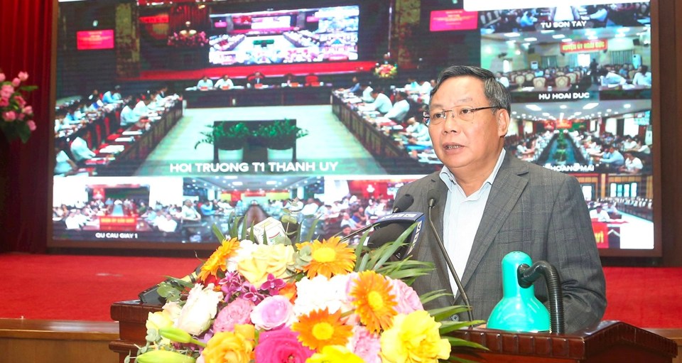 Ph&oacute; B&iacute; thư Th&agrave;nh uỷ Nguyễn Văn Phong tr&igrave;nh b&agrave;y b&aacute;o c&aacute;o tại hội nghị.