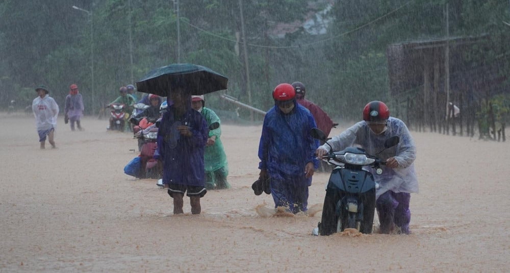 De fortes pluies dans la région centrale, Ha Tinh a des endroits avec plus de 400 mm en quelques heures