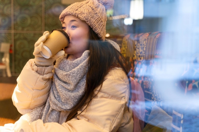 Drinking warm water and inhaling warm steam is good for the respiratory system when the weather turns cold. Photo: Freepik