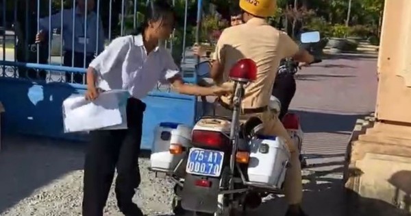 Traffic police drive special vehicles to take candidates to their homes to take them to the exam location.