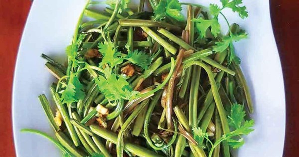 Un étrange légume sauvage à Quang Ngai, allez dans la forêt de cocotiers d'eau pour cueillir des légumes sauvages et ramenez-les pour les faire revenir avec de l'ail, tout le village a envie d'en manger