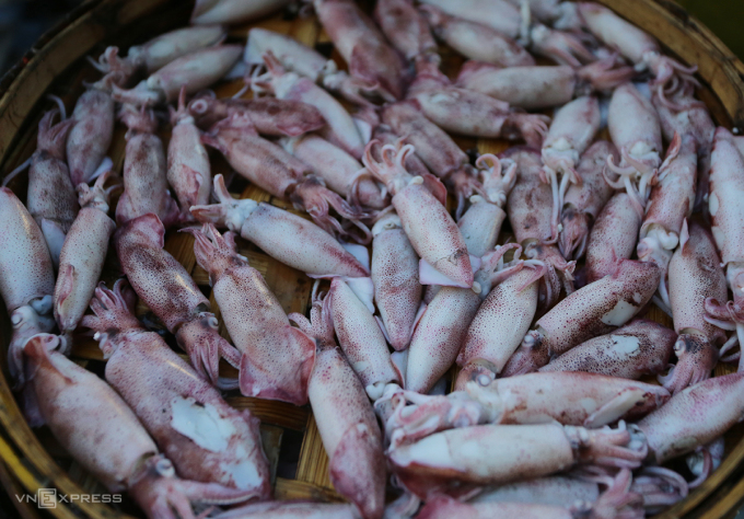 A basket of steamed squid, puffed up with a pinkish red color, looks very appealing. Photo: Son Thuy