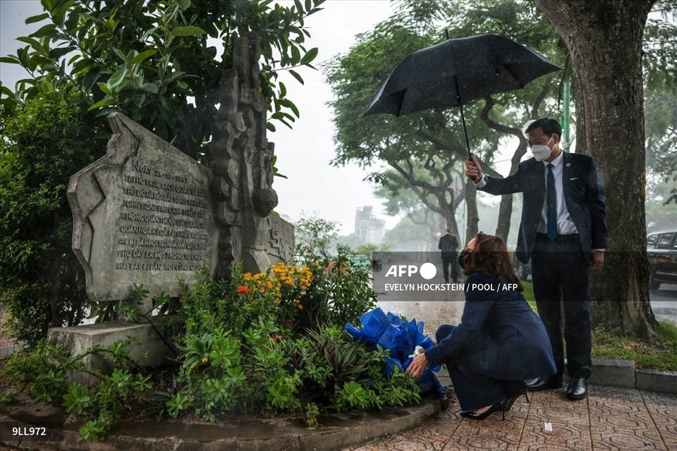 เรื่องราวเบื้องหลังภาพถ่ายของรองประธานาธิบดีแฮร์ริสแห่งสหรัฐอเมริกาที่ถูกเจ้าหน้าที่รักษาความปลอดภัยถือร่มไว้ที่ทะเลสาบ Truc Bach