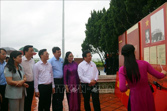 Exposition « Collection de signatures et d'autographes du président Ho Chi Minh » sur l'île de Co To