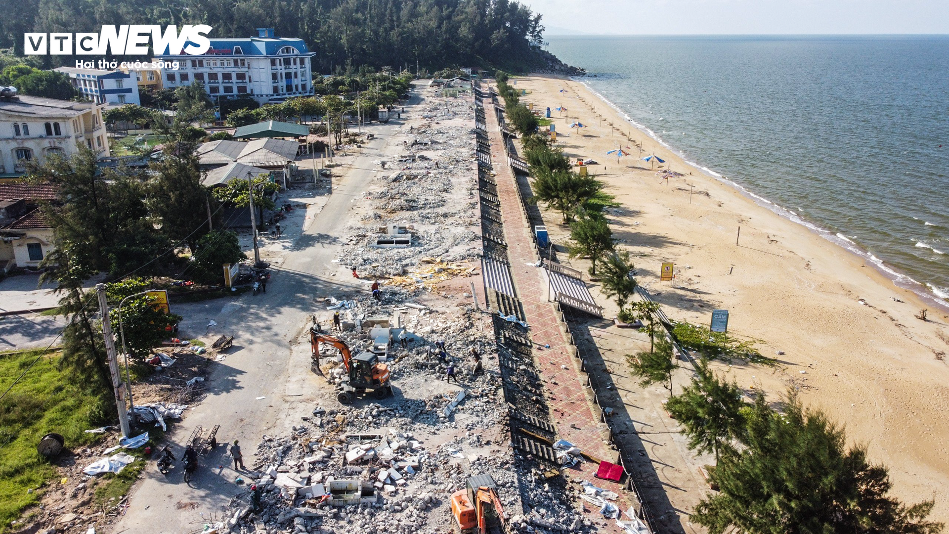 Reißen Sie fast 50 Kioske ab, die den schönsten Strand in Ha Tinh blockieren - 8