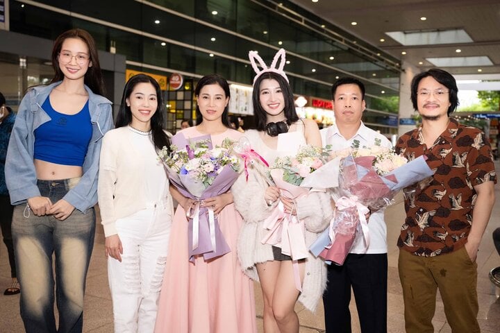 La familia, el jefe Pham Kim Dung y la señorita Bao Ngoc estuvieron presentes en el aeropuerto para recibir a Phuong Nhi.