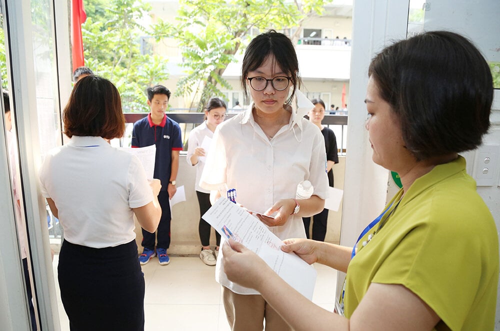 教育訓練省は、2025年の高校卒業試験の科目数について3つの選択肢を発表した。（イラスト：Ngo Tran）