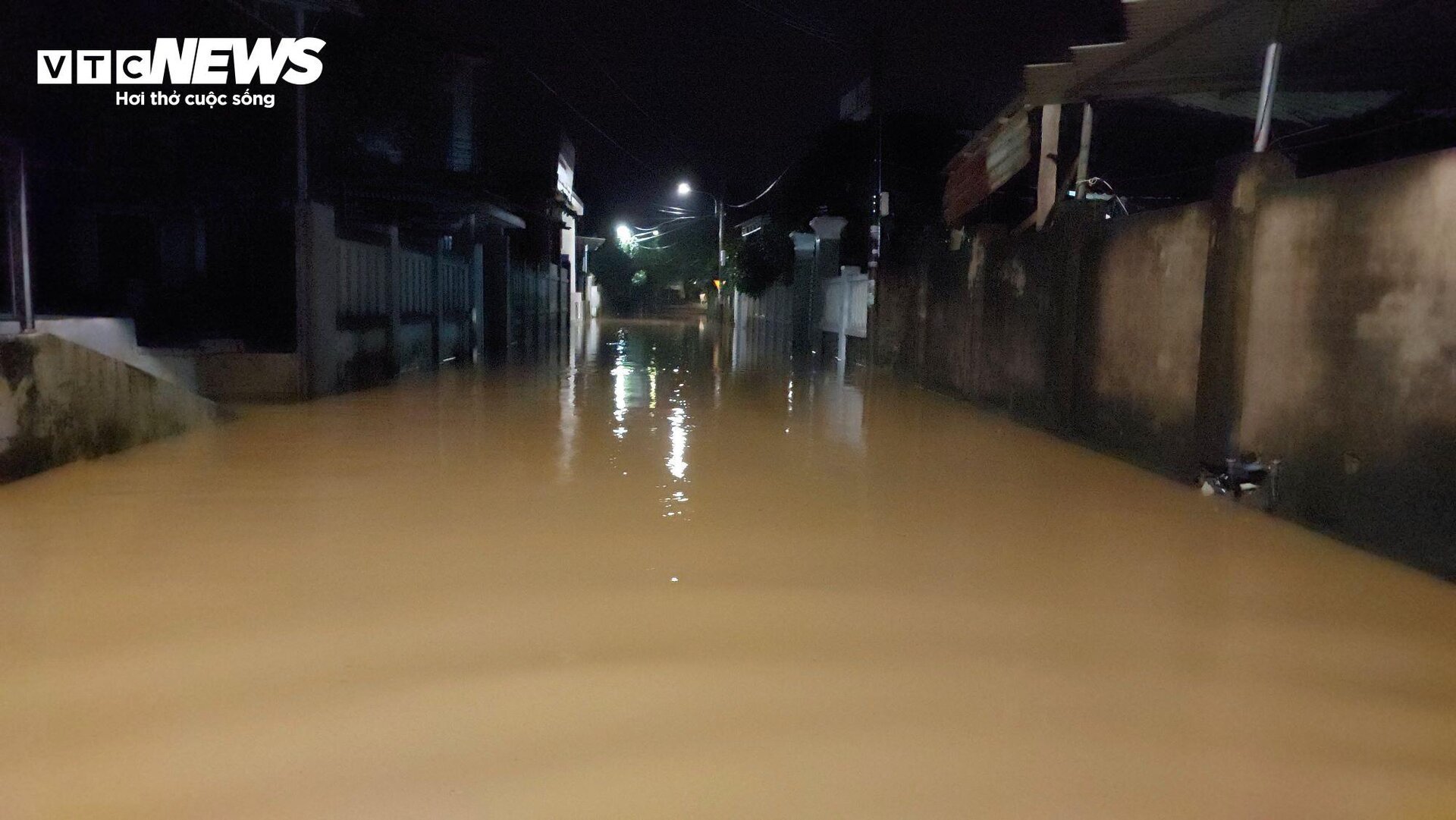 Hochwasser sperrte um Mitternacht die Nationalstraße 14G, die Bewohner von Da Nang beeilten sich, ihre Autos zu parken - 6