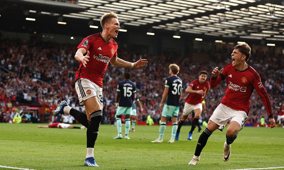 Man Utd thắng ngược trong bốn phút bù ở Ngoại hạng Anh