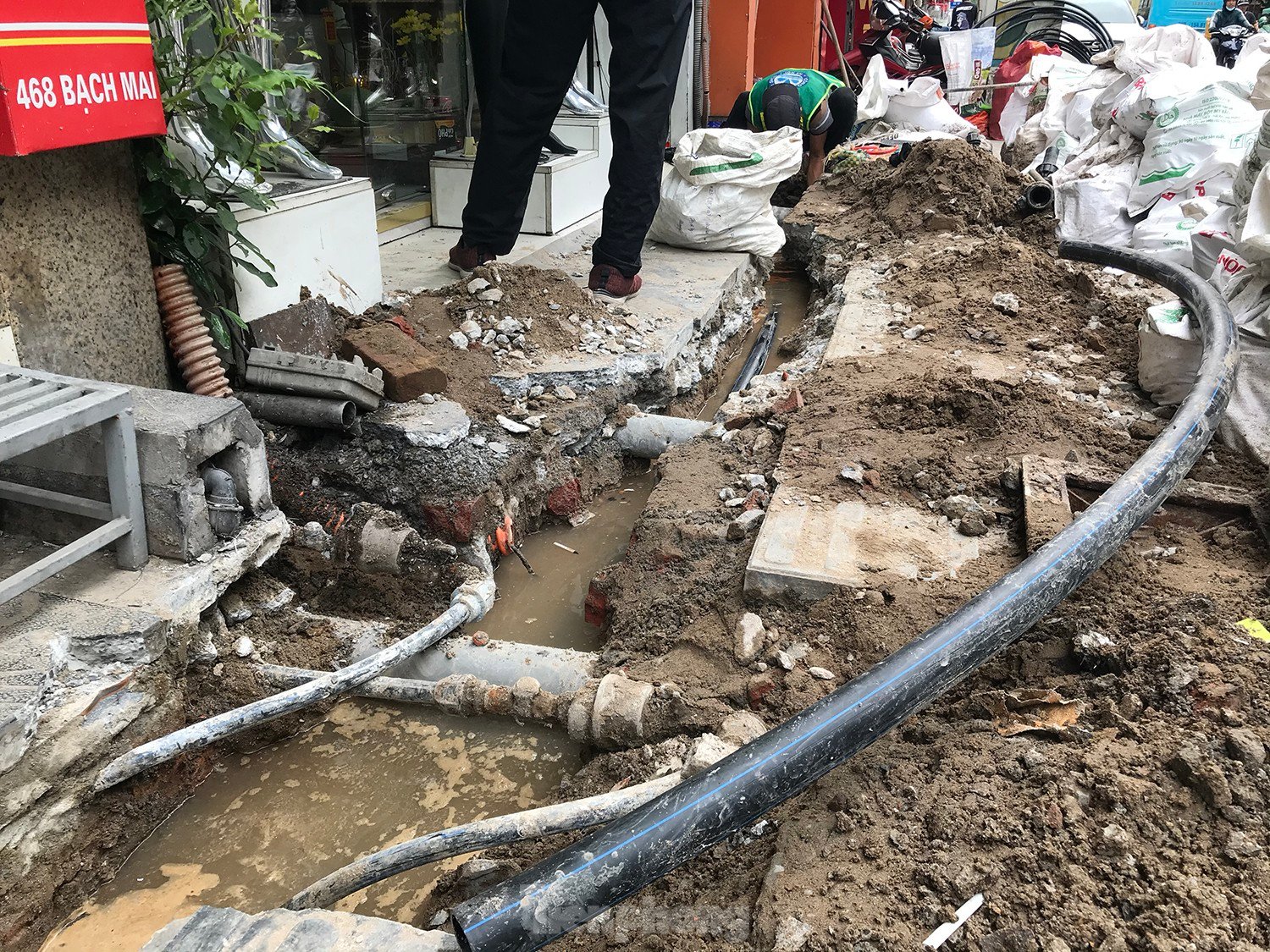 Hanoi: After paving the sidewalk, use a chisel to dig it up to put the water pipes underground, photo 7