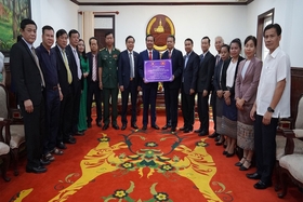 Hochrangige Delegation der Provinz Quang Tri besuchte und arbeitete in der Provinz Savannakhet