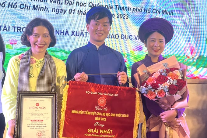 Arabella Bennett (portada izquierda), Okabe Chikara (centro) y Mizuguchi Sayo recibieron el certificado del primer premio de la ronda final nacional del concurso de discurso vietnamita 2023 para estudiantes extranjeros en la ciudad de Ho Chi Minh el 1 de diciembre. Foto: USSH