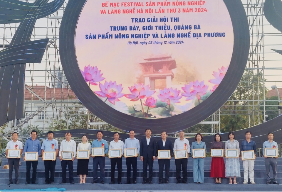 Le directeur du département de l'agriculture et du développement rural de Hanoi, Nguyen Xuan Dai, a décerné des prix à des individus et à des groupes. Photo : Anh Ngoc 