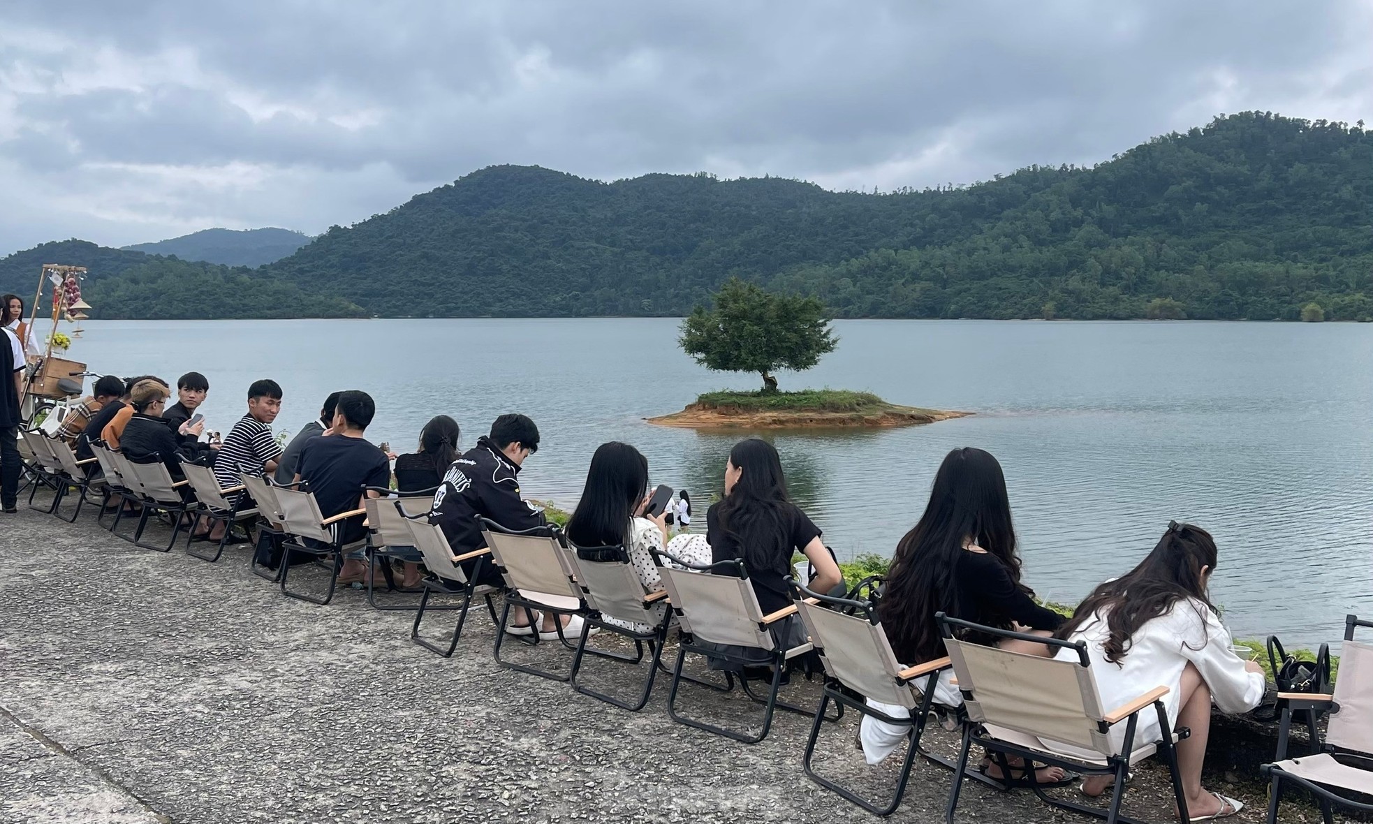 Les jeunes se rassemblent pour prendre des photos à côté de « l'arbre solitaire » à Quang Nam, photo 9