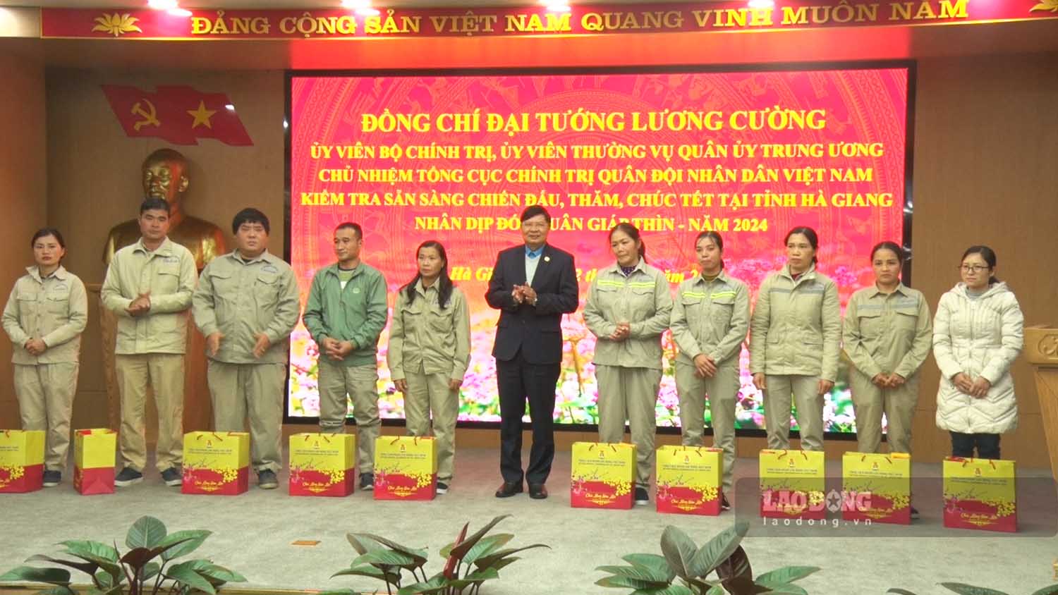 On the occasion of preparing to welcome the New Year of the Dragon, Vice President of the Vietnam General Confederation of Labor Phan Van Anh presented Tet gifts to workers and laborers in difficult circumstances in the area. Photo: Nguyen Tung.