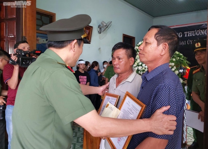 El viceministro de Seguridad Pública visita a las familias de las víctimas del tiroteo en Dak Lak - 2