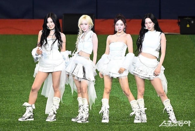 에스파가 MLB 경기 전에 공연을 펼치고 있다. 영상: