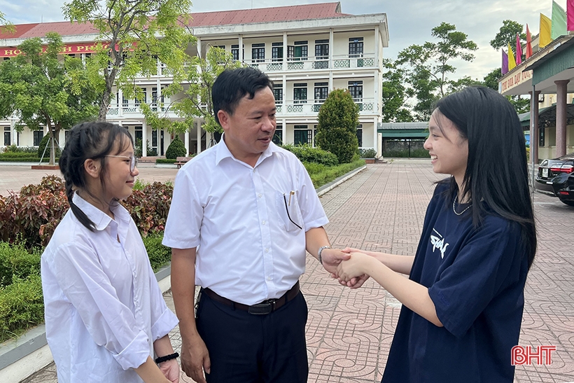 Deux camarades de classe de la même école de district... ont remporté le premier prix à l'école spécialisée de Ha Tinh