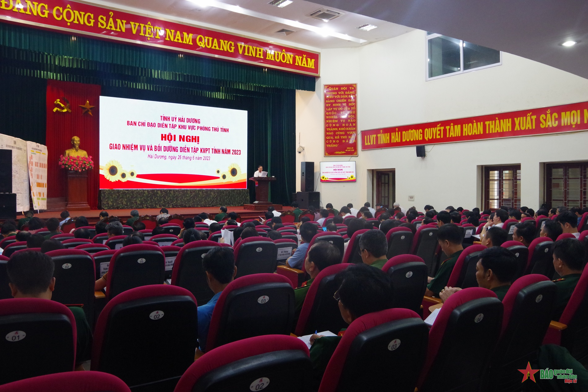 Assigning tasks and training for Hai Duong province's defense area drill in 2023