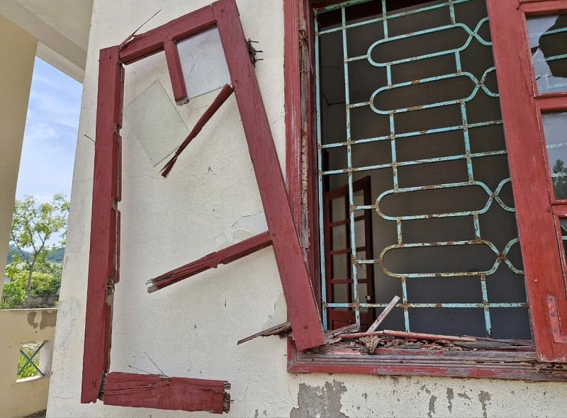 Las puertas de vidrio no están cuidadas ni mantenidas, muchos lugares están completamente rotos.