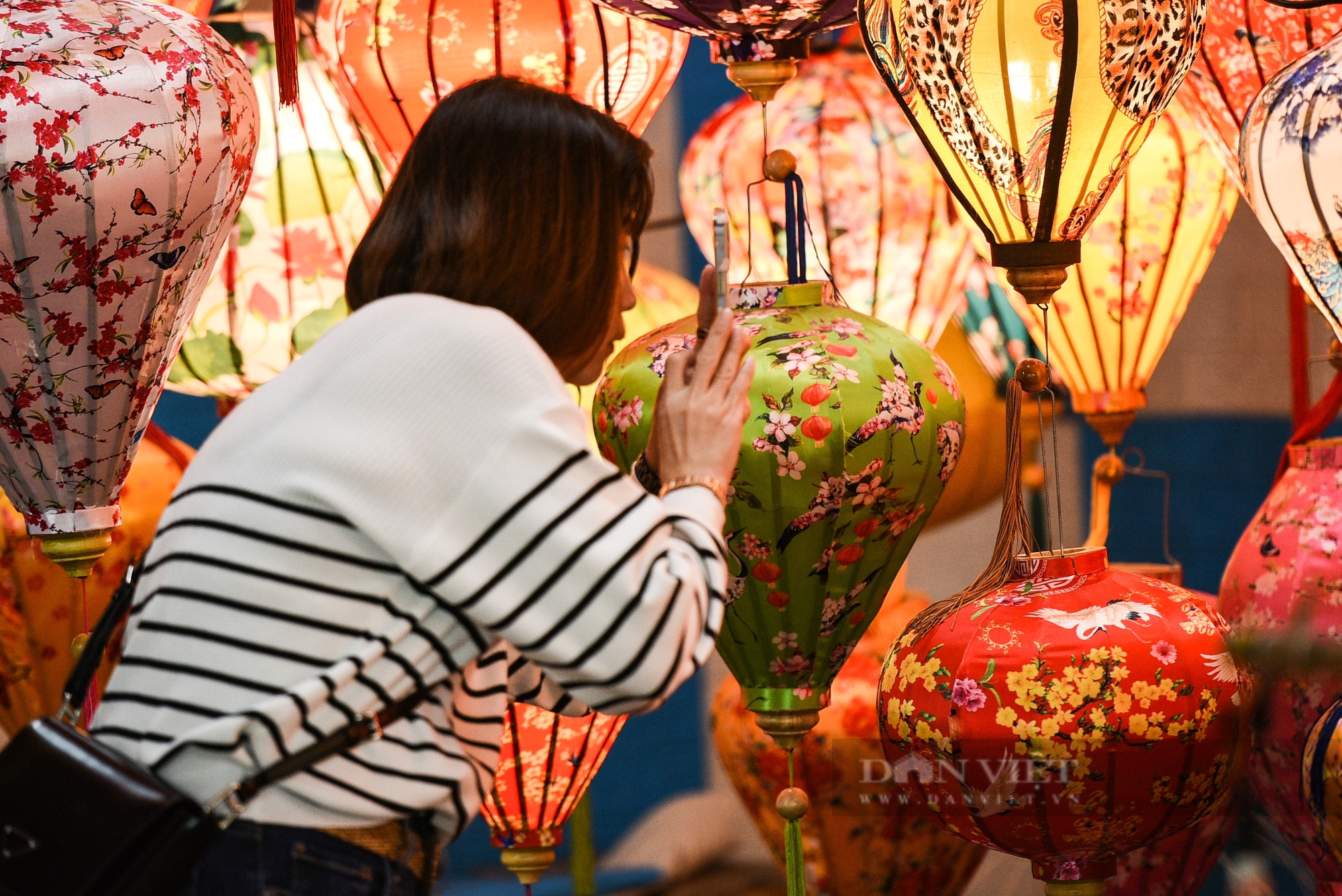 Nghệ nhân ở Hội An luôn tay đan móc đèn lồng rực rỡ để kịp phục vụ dịp Tết Nguyên đán Ất Tỵ- Ảnh 12.