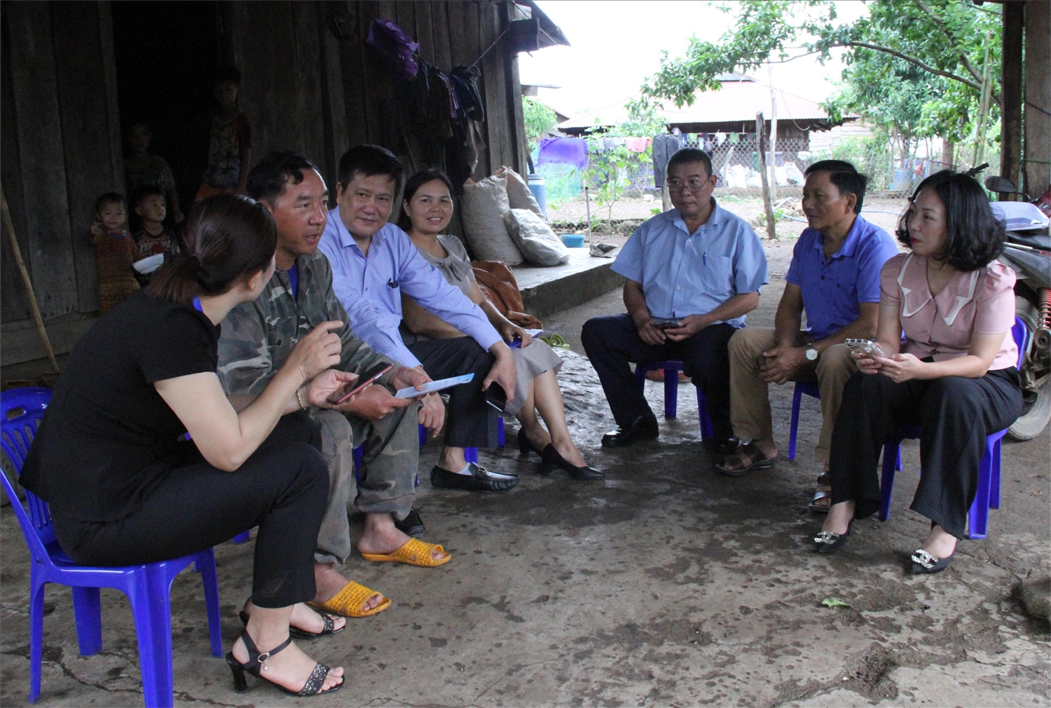 Ông Hoàng Văn Páo (thứ 2 bên trái), Người có uy tín buôn Mông cùng đoàn cán bộ đến nhà dân hỗ trợ công tác điều tra