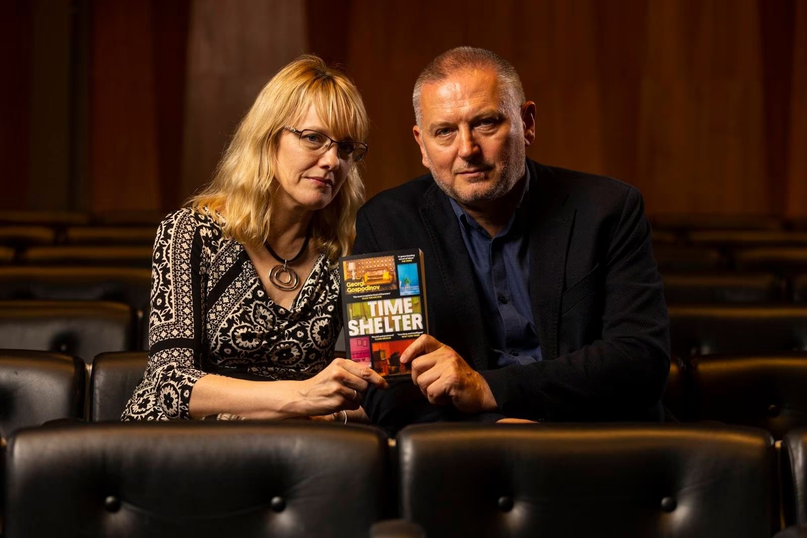 Angela Rodel et Georgi Gospodinov, traductrice et auteur de Time Shelter, lauréat du prix international Booker 2023. Photo : irishtimes.com