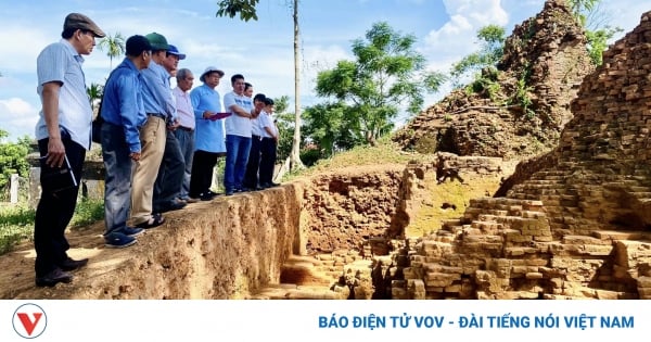 Relief en pierre représentant une tête de Bouddha découvert lors des fouilles archéologiques des tours jumelles de Lieu Coc