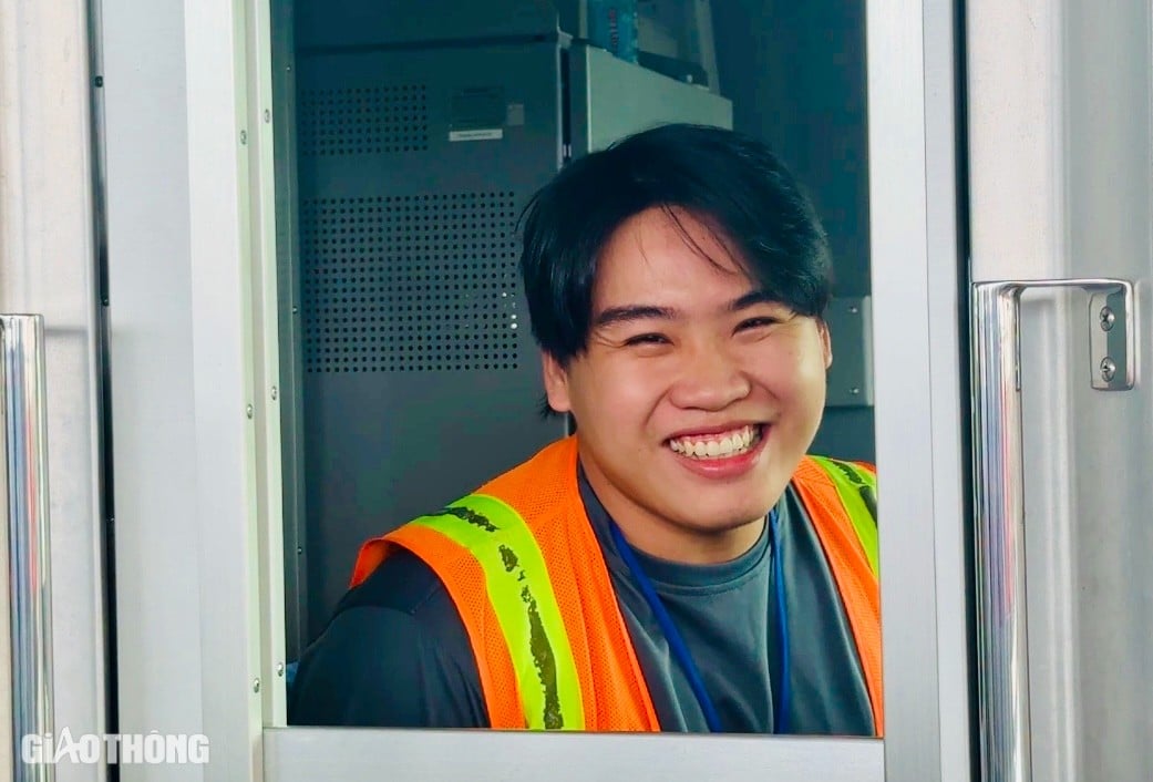 Les habitants de Ho Chi Minh-Ville découvrent avec enthousiasme le métro avant son jour de mise en service officielle, photo 13