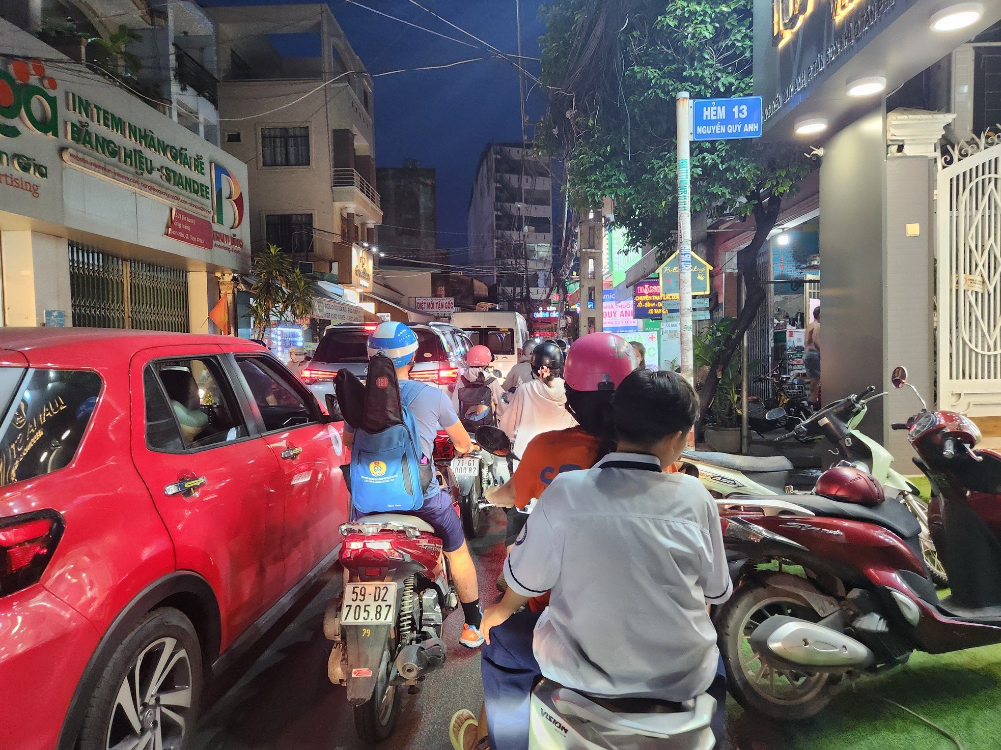 Los residentes de la ciudad de Ho Chi Minh luchan por encontrar el camino a casa después de las fuertes lluvias. Foto 12