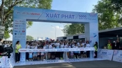 Plus de 2 000 personnes participent à une marche pour les patients atteints de cancer au Vietnam