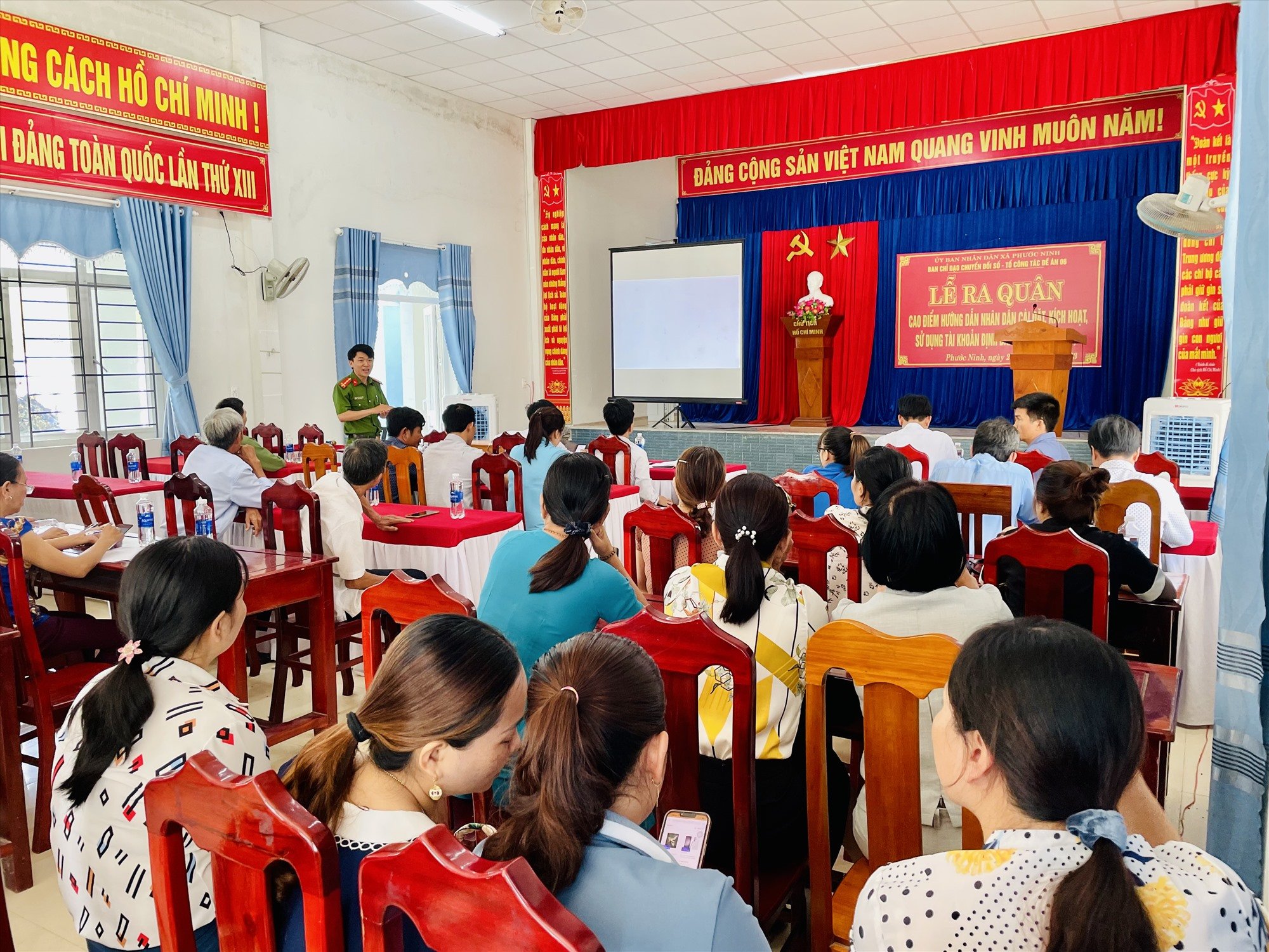 Propaganda sobre los beneficios de las cuentas de identificación electrónica (aplicación VNeID) en la comuna de Phuoc Ninh (Nong Son). Foto: TAM PHUONG