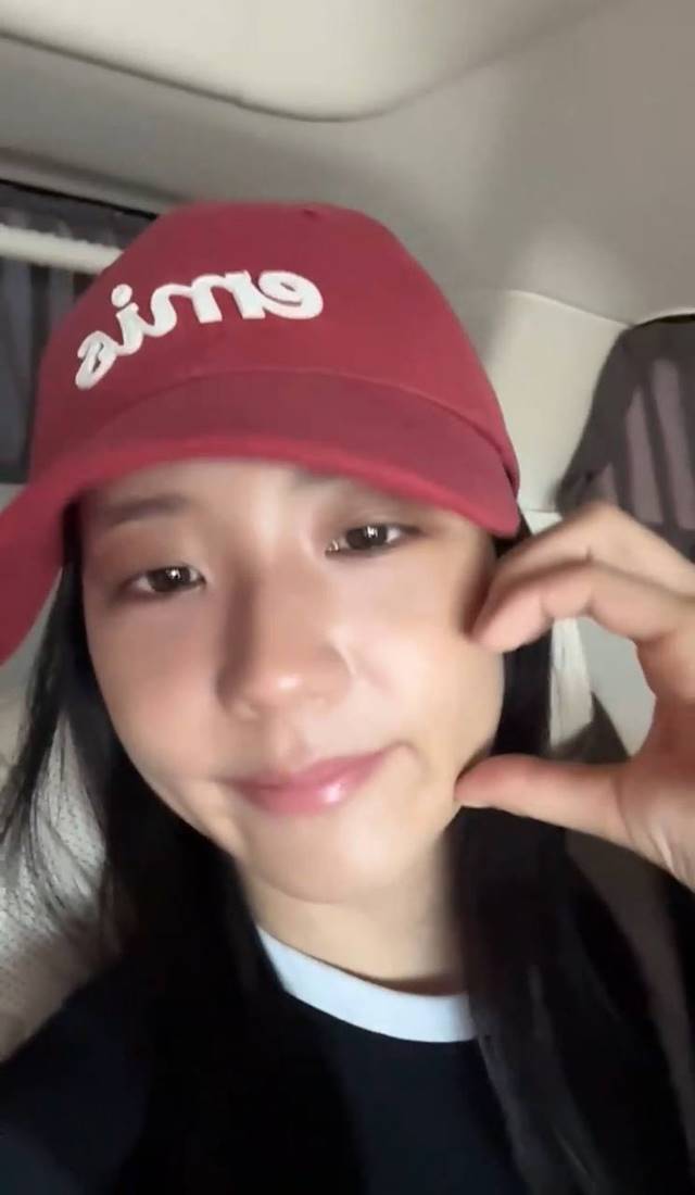 Jisoo appeared quite tired after the incident. Photo: Screenshot