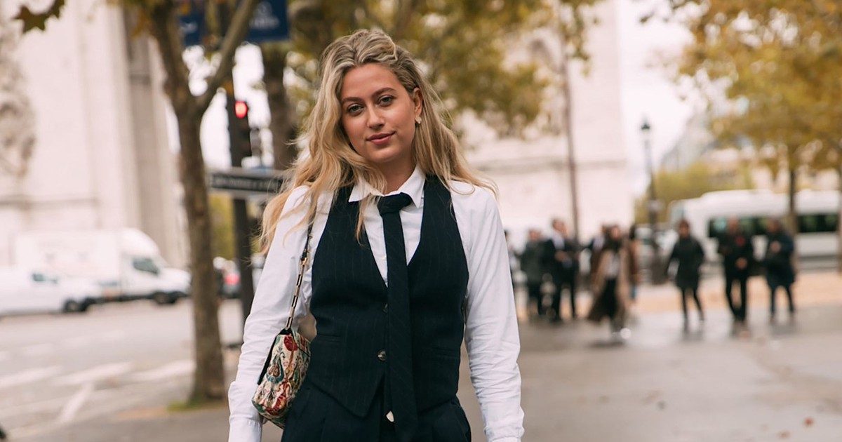 The 'powerful' fashion of the white shirt and vest duo on the street